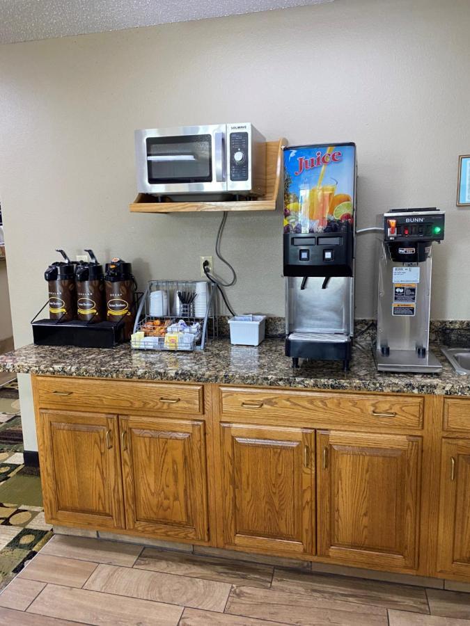 Super 8 By Wyndham Independence Ia Hotel Exterior photo