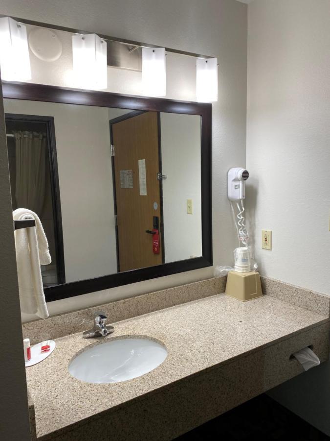 Super 8 By Wyndham Independence Ia Hotel Exterior photo