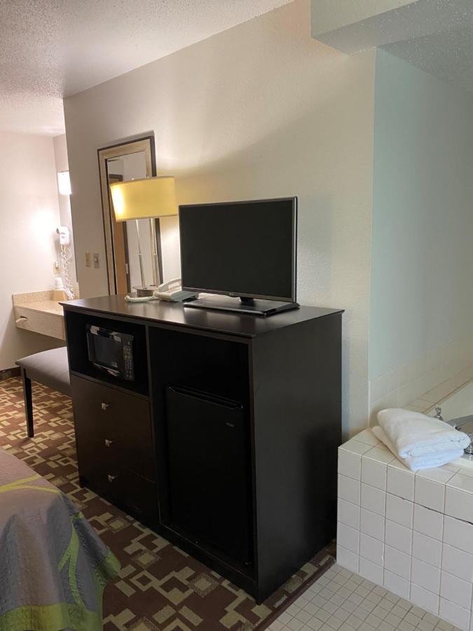 Super 8 By Wyndham Independence Ia Hotel Exterior photo