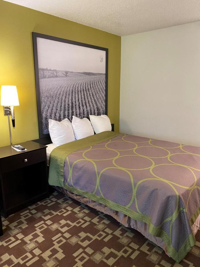 Super 8 By Wyndham Independence Ia Hotel Exterior photo