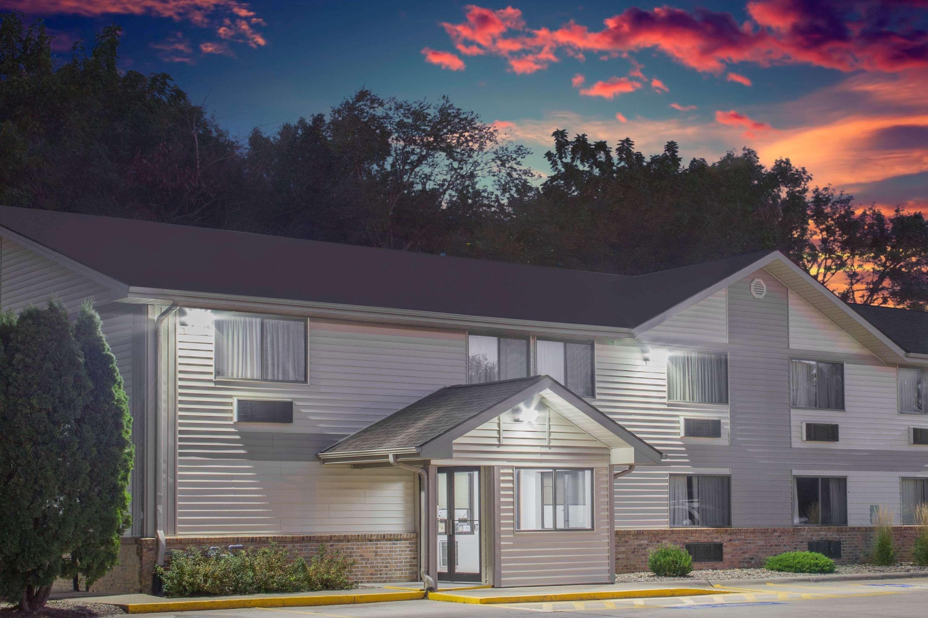 Super 8 By Wyndham Independence Ia Hotel Exterior photo